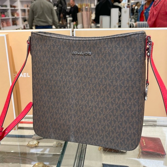 MICHAEL KORS 
Jet Set Travel Large Logo Messenger Bag
COLOR BRIGHT RED
NWT - Picture 2 of 16